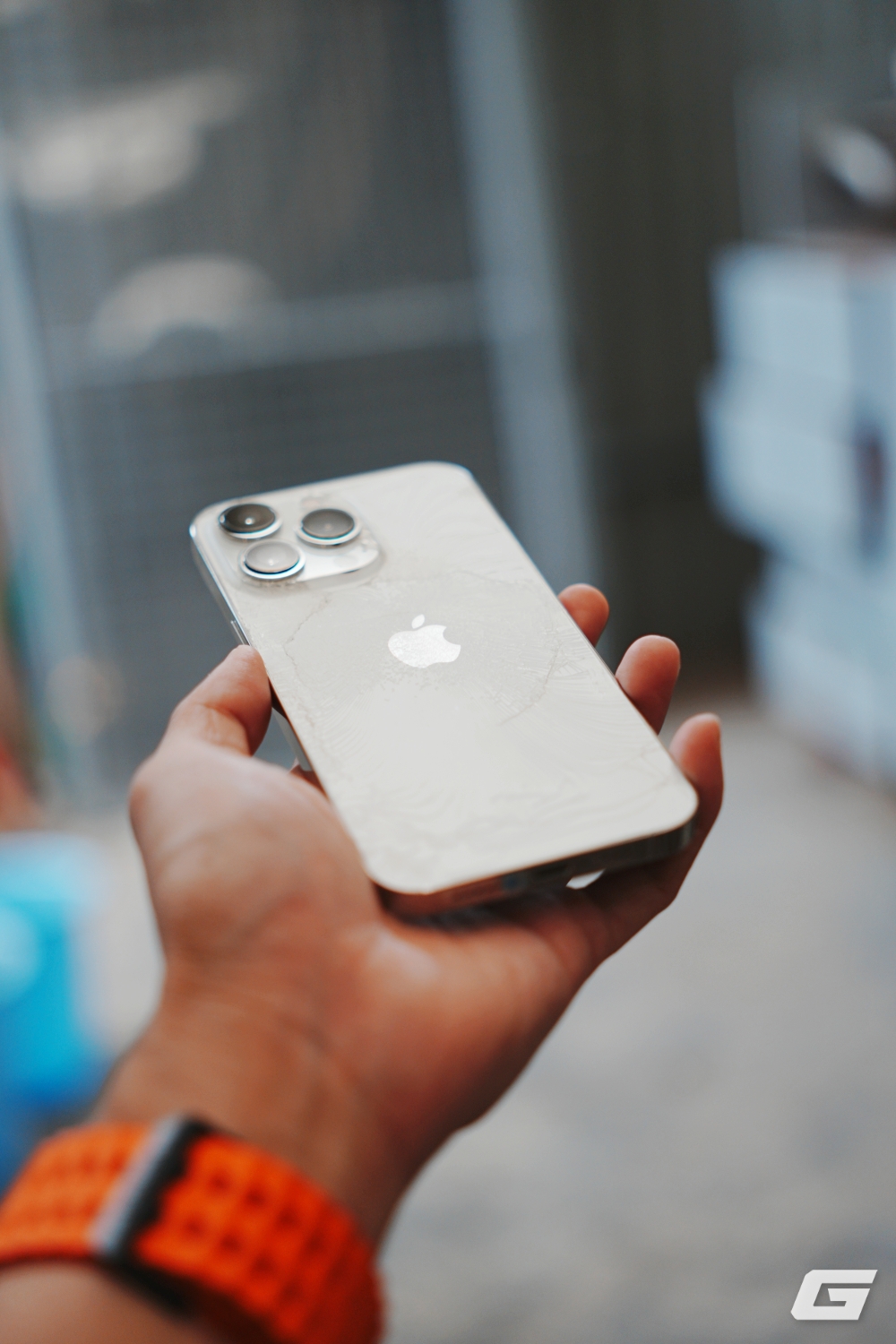 iPhone 13 Pro sau 2 năm: Mặt lưng vỡ nát, pin còn 82%, không muốn lên đời nhưng có thể phải nghĩ lại vì iOS 26- Ảnh 4. iPhone 13 Pro sau 2 năm: Mặt lưng vỡ nát, pin còn 82%, không muốn lên đời nhưng có thể phải nghĩ lại vì iOS 26- Ảnh 4.