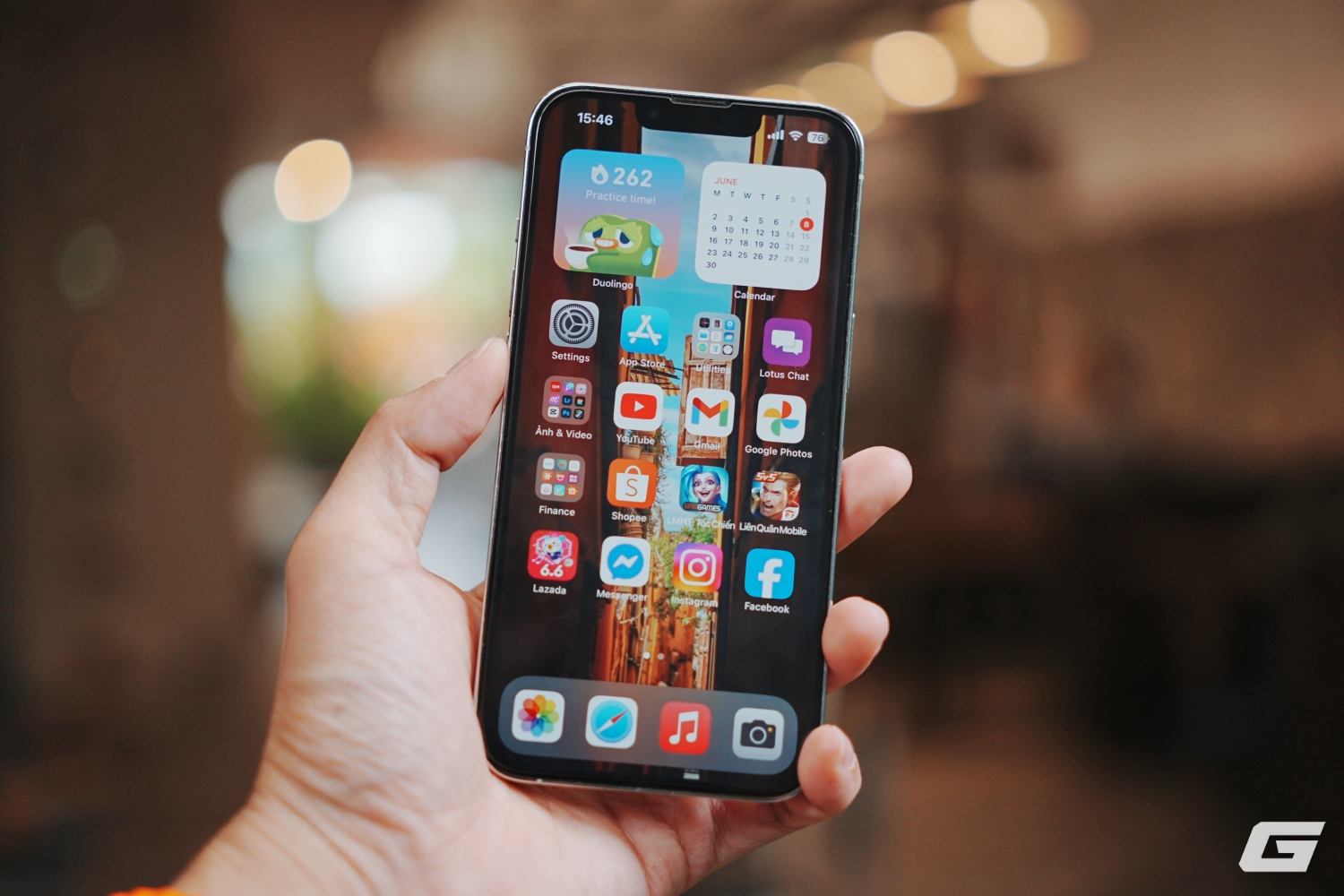 iPhone 13 Pro sau 2 năm: Mặt lưng vỡ nát, pin còn 82%, không muốn lên đời nhưng có thể phải nghĩ lại vì iOS 26- Ảnh 1. iPhone 13 Pro sau 2 năm: Mặt lưng vỡ nát, pin còn 82%, không muốn lên đời nhưng có thể phải nghĩ lại vì iOS 26- Ảnh 1.