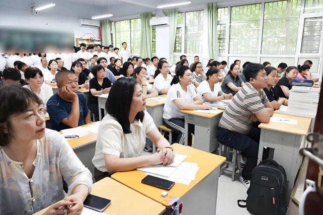Con học kém nhất lớp nhưng bố lại được cô giáo mời lên phát biểu: Các phụ huynh khác đang bức xúc, bỗng đồng loạt vỗ tay khi ông nói câu này!- Ảnh 1.