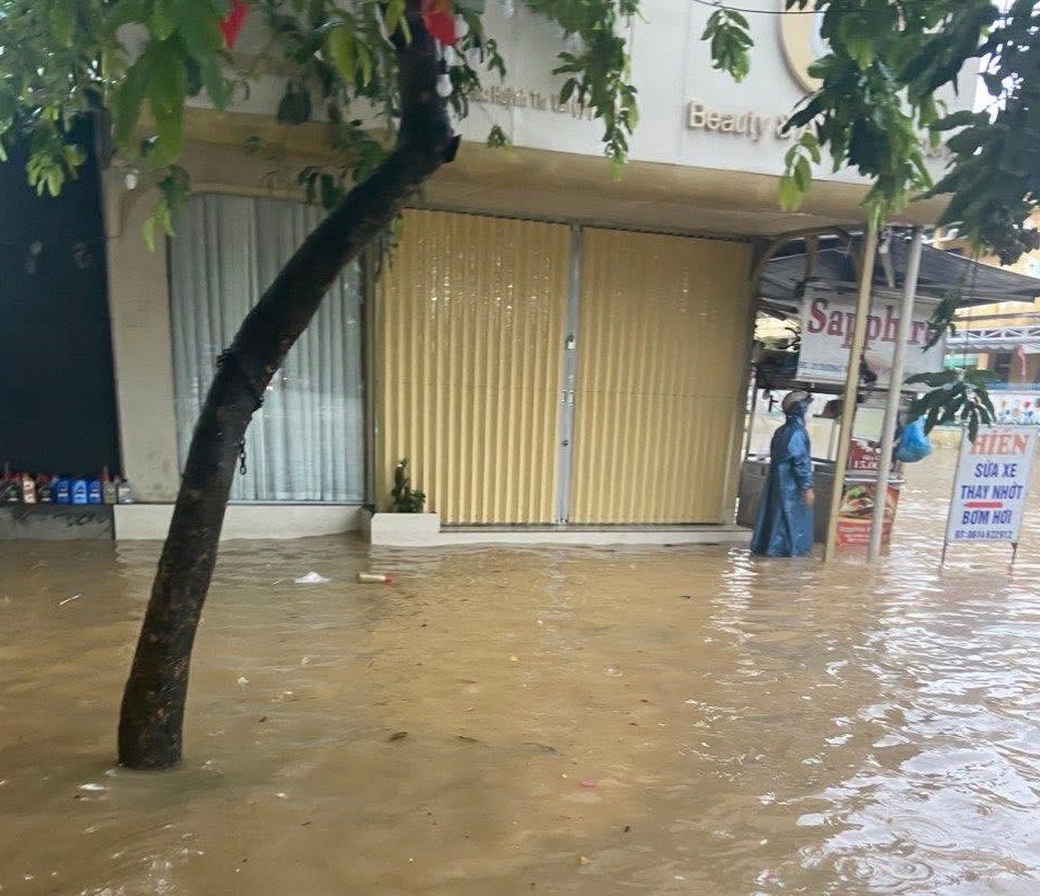 Hình ảnh đường phố Huế "lạ lùng" giữa mùa hè- Ảnh 3. Hình ảnh đường phố Huế "lạ lùng" giữa mùa hè- Ảnh 3.