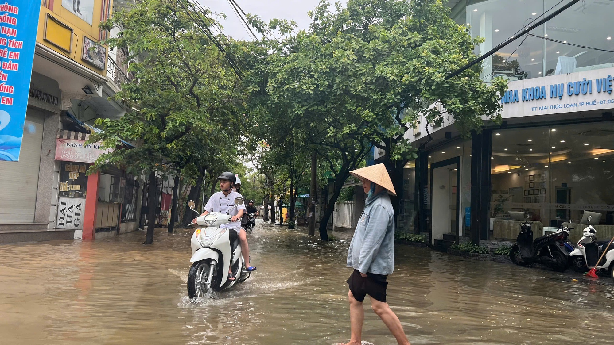 Hình ảnh đường phố Huế "lạ lùng" giữa mùa hè- Ảnh 7. Hình ảnh đường phố Huế "lạ lùng" giữa mùa hè- Ảnh 7.