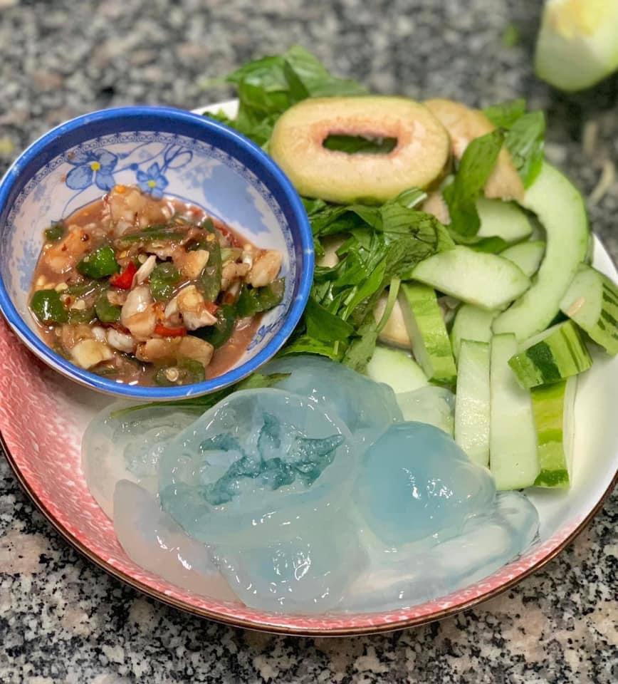 Mỗi vùng đất đều có một món ăn không-lẫn-vào-đâu-được khiến người ta muốn quay lại để thưởng thức: Với Huế khi hè đến, là món "thạch pha lê" trong veo này!- Ảnh 19. Mỗi vùng đất đều có một món ăn không-lẫn-vào-đâu-được khiến người ta muốn quay lại để thưởng thức: Với Huế khi hè đến, là món "thạch pha lê" trong veo này!- Ảnh 19.