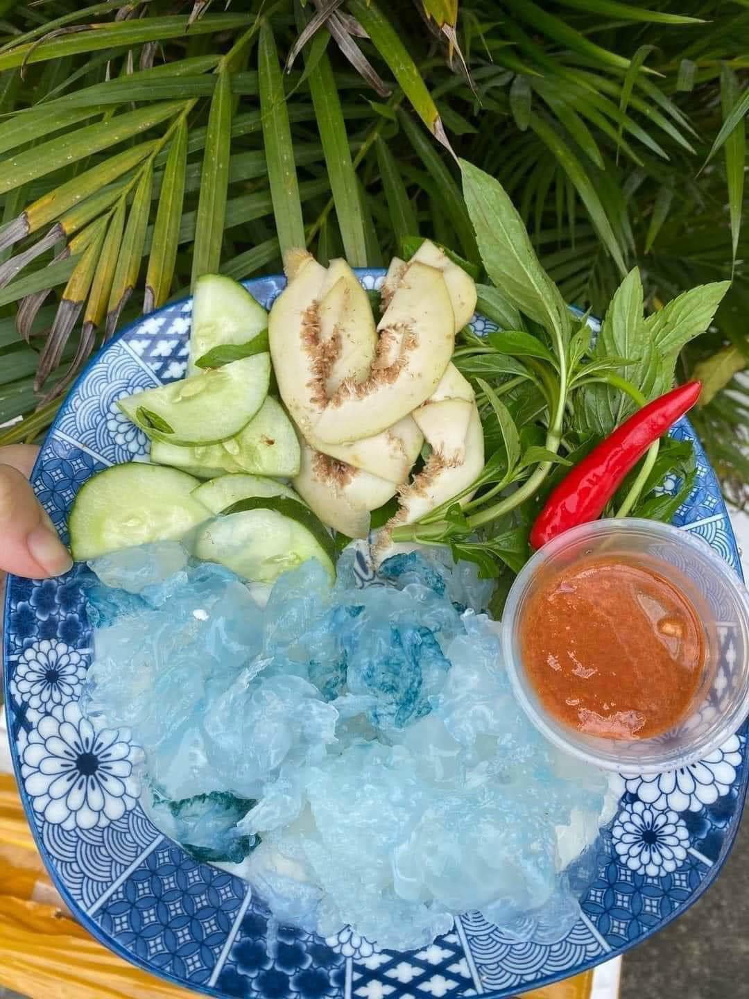 Mỗi vùng đất đều có một món ăn không-lẫn-vào-đâu-được khiến người ta muốn quay lại để thưởng thức: Với Huế khi hè đến, là món "thạch pha lê" trong veo này!- Ảnh 20. Mỗi vùng đất đều có một món ăn không-lẫn-vào-đâu-được khiến người ta muốn quay lại để thưởng thức: Với Huế khi hè đến, là món "thạch pha lê" trong veo này!- Ảnh 20.