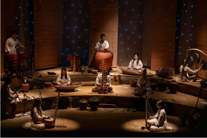 Có gì ở show âm nhạc kể chuyện bằng gốm, "biến lặng im thành âm thanh"?- Ảnh 1. Có gì ở show âm nhạc kể chuyện bằng gốm, "biến lặng im thành âm thanh"?- Ảnh 1.