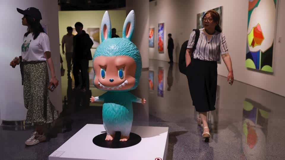 Bán đấu giá tượng Labubu 4,5 tỷ đồng, 45 triệu người chăm chú dõi theo- Ảnh 2.