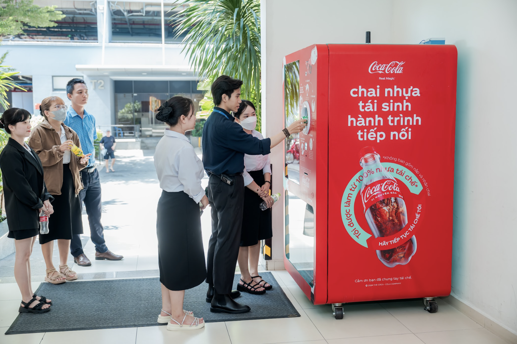 Coca-Cola Việt Nam: 30 năm đồng hành và phát triển với những đóng góp thiết thực- Ảnh 4. Coca-Cola Việt Nam: 30 năm đồng hành và phát triển với những đóng góp thiết thực- Ảnh 4.
