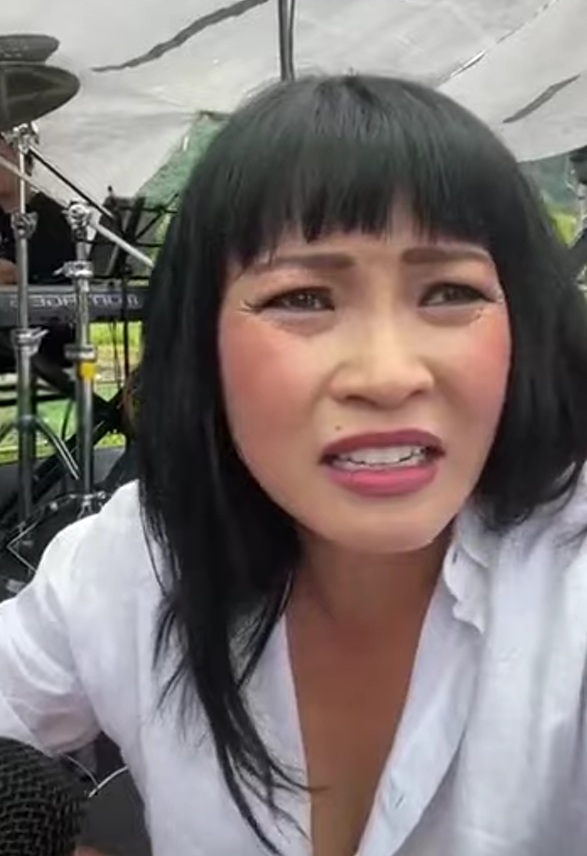 Phương Thanh ngồi giữa đường: "Phòng không có, đồ ăn không có, chỉ có mì gói"- Ảnh 1. Phương Thanh ngồi giữa đường: "Phòng không có, đồ ăn không có, chỉ có mì gói"- Ảnh 1.
