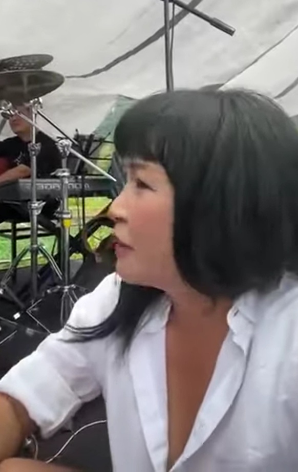 Phương Thanh ngồi giữa đường: "Phòng không có, đồ ăn không có, chỉ có mì gói"- Ảnh 2. Phương Thanh ngồi giữa đường: "Phòng không có, đồ ăn không có, chỉ có mì gói"- Ảnh 2.