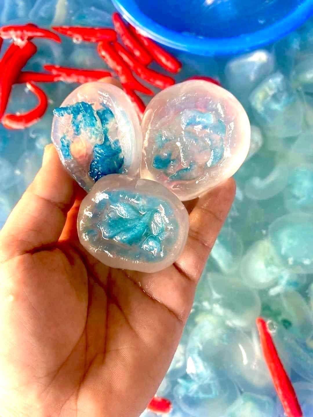 Mỗi vùng đất đều có một món ăn không-lẫn-vào-đâu-được khiến người ta muốn quay lại để thưởng thức: Với Huế khi hè đến, là món "thạch pha lê" trong veo này!- Ảnh 3. Mỗi vùng đất đều có một món ăn không-lẫn-vào-đâu-được khiến người ta muốn quay lại để thưởng thức: Với Huế khi hè đến, là món "thạch pha lê" trong veo này!- Ảnh 3.