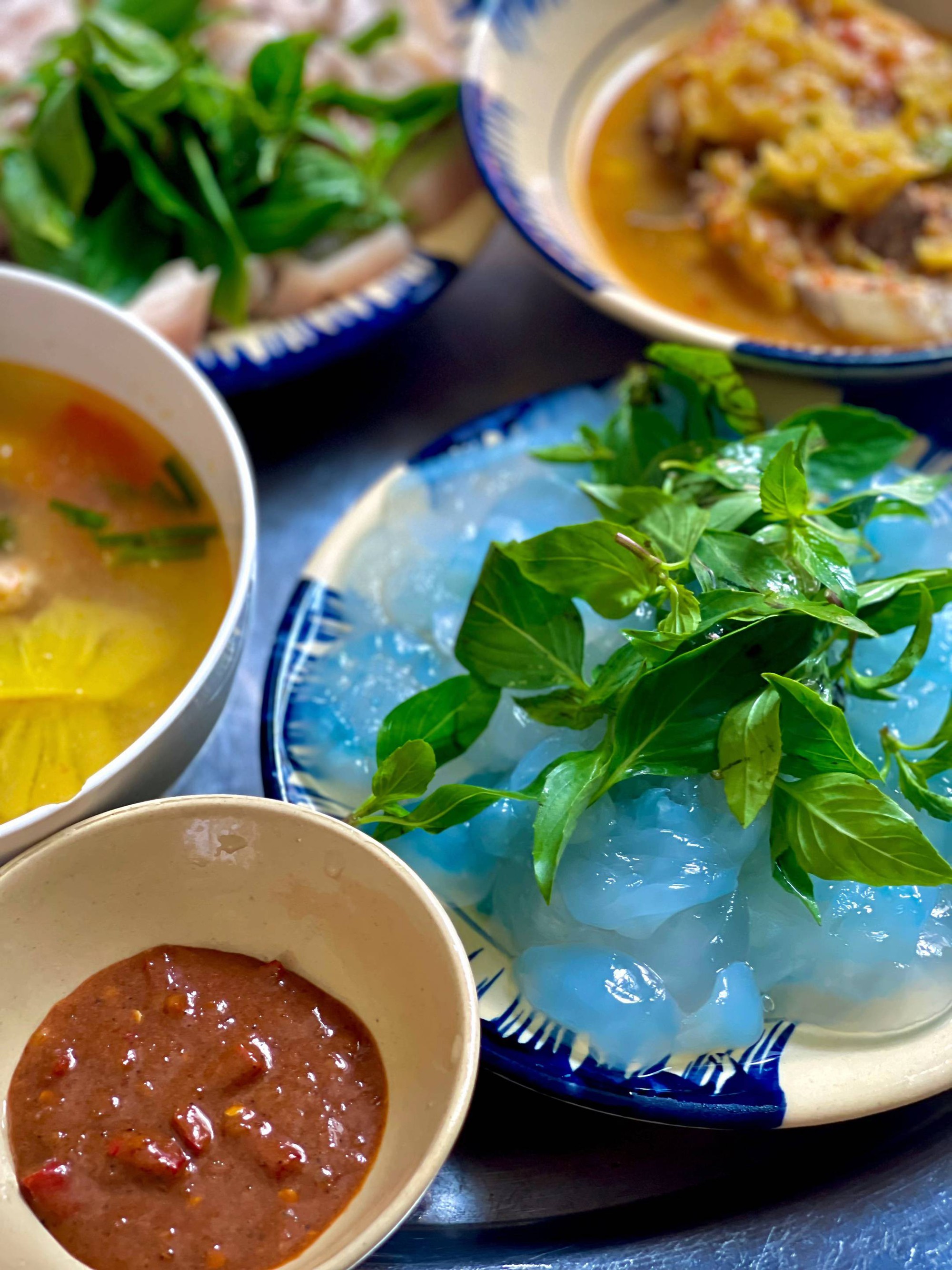 Mỗi vùng đất đều có một món ăn không-lẫn-vào-đâu-được khiến người ta muốn quay lại để thưởng thức: Với Huế khi hè đến, là món "thạch pha lê" trong veo này!- Ảnh 18. Mỗi vùng đất đều có một món ăn không-lẫn-vào-đâu-được khiến người ta muốn quay lại để thưởng thức: Với Huế khi hè đến, là món "thạch pha lê" trong veo này!- Ảnh 18.