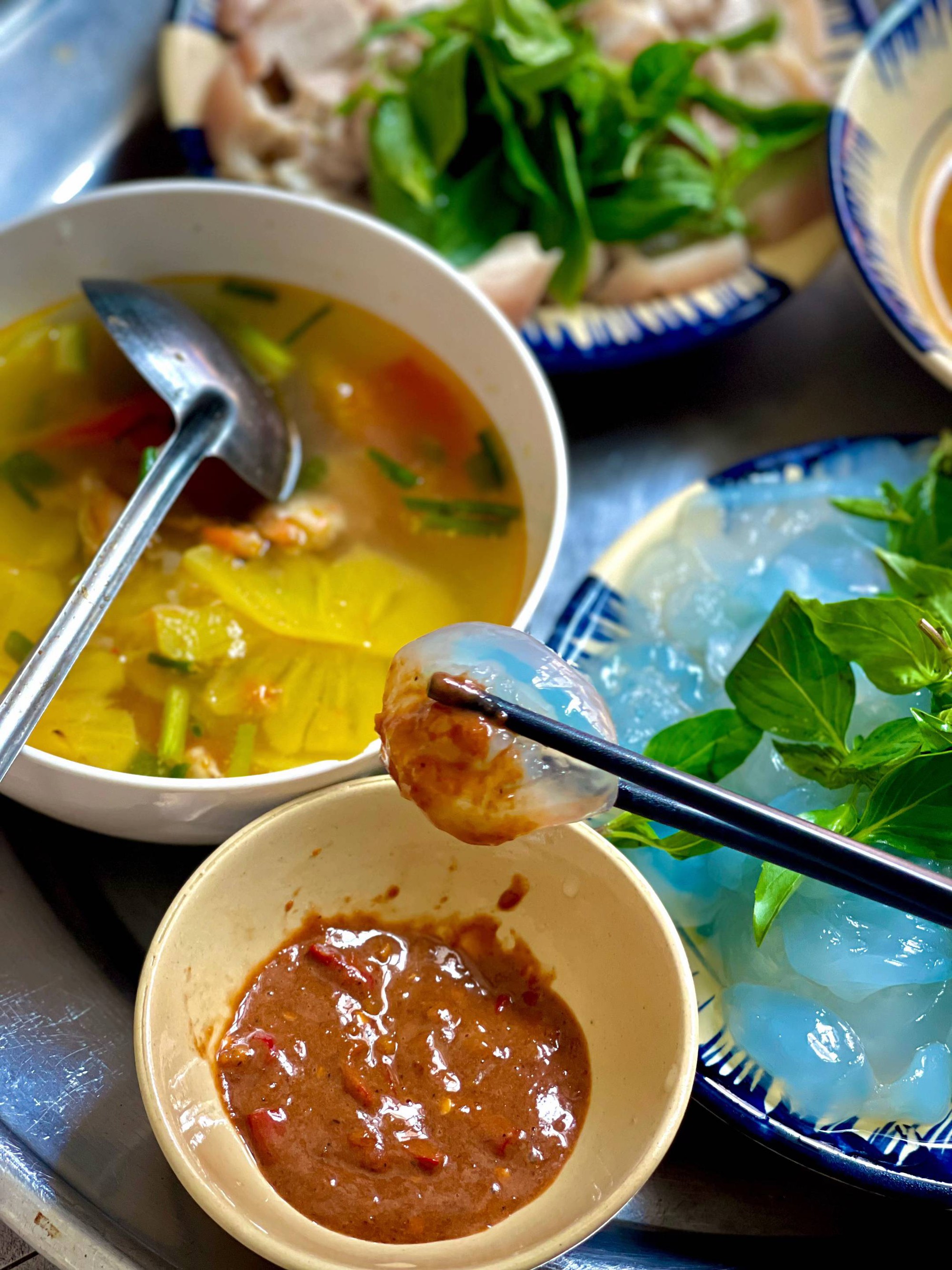 Mỗi vùng đất đều có một món ăn không-lẫn-vào-đâu-được khiến người ta muốn quay lại để thưởng thức: Với Huế khi hè đến, là món "thạch pha lê" trong veo này!- Ảnh 15. Mỗi vùng đất đều có một món ăn không-lẫn-vào-đâu-được khiến người ta muốn quay lại để thưởng thức: Với Huế khi hè đến, là món "thạch pha lê" trong veo này!- Ảnh 15.