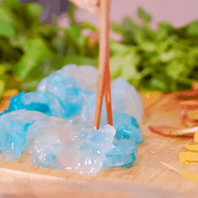 Mỗi vùng đất đều có một món ăn không-lẫn-vào-đâu-được khiến người ta muốn quay lại để thưởng thức: Với Huế khi hè đến, là món "thạch pha lê" trong veo này!- Ảnh 9. Mỗi vùng đất đều có một món ăn không-lẫn-vào-đâu-được khiến người ta muốn quay lại để thưởng thức: Với Huế khi hè đến, là món "thạch pha lê" trong veo này!- Ảnh 9.