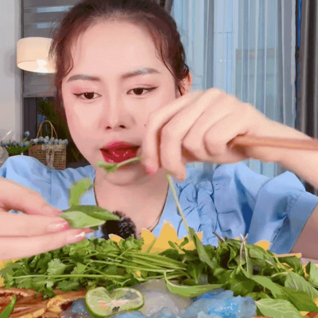 Mỗi vùng đất đều có một món ăn không-lẫn-vào-đâu-được khiến người ta muốn quay lại để thưởng thức: Với Huế khi hè đến, là món "thạch pha lê" trong veo này!- Ảnh 12. Mỗi vùng đất đều có một món ăn không-lẫn-vào-đâu-được khiến người ta muốn quay lại để thưởng thức: Với Huế khi hè đến, là món "thạch pha lê" trong veo này!- Ảnh 12.