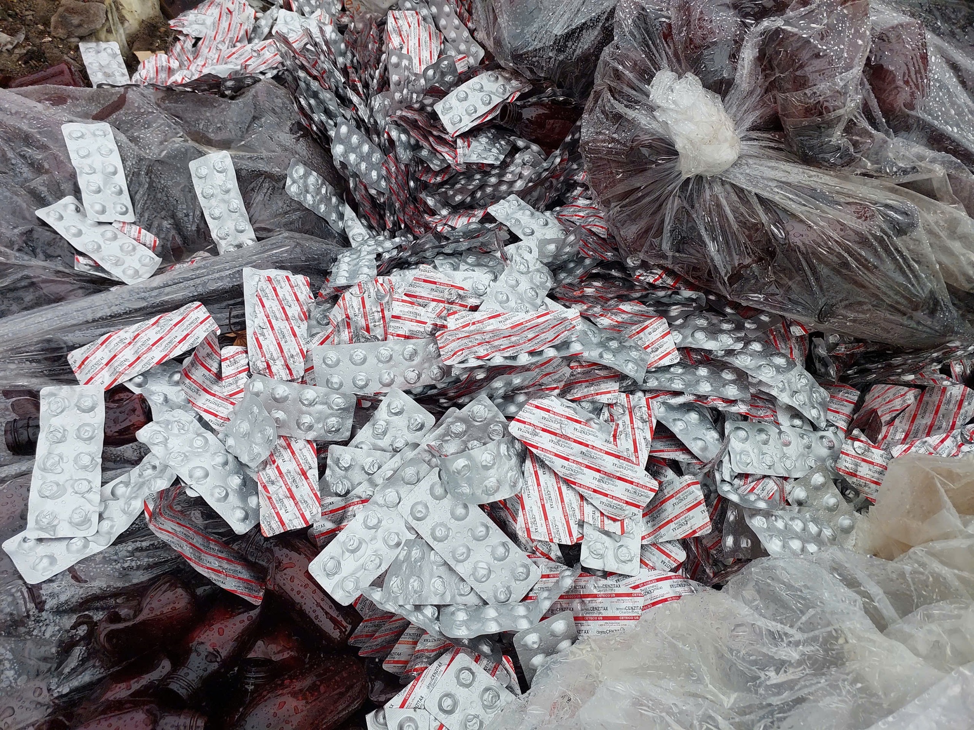 Bất ngờ về số thuốc tân dược bị vứt bên đường ở Đà Nẵng- Ảnh 1. Bất ngờ về số thuốc tân dược bị vứt bên đường ở Đà Nẵng- Ảnh 1.