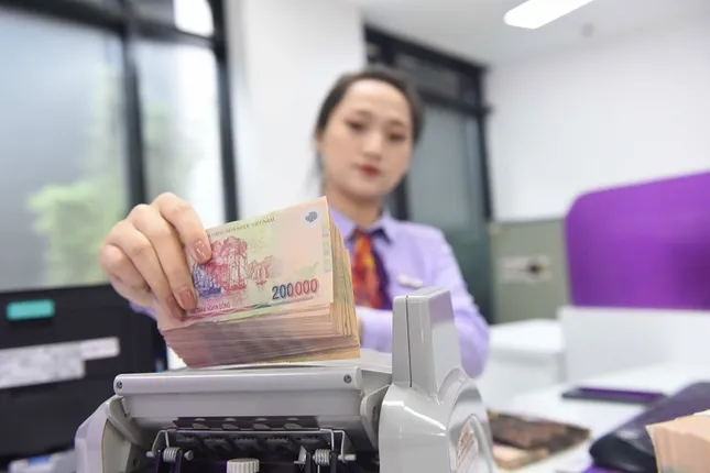 Ngân hàng 'bơm' 1 triệu tỷ đồng ra nền kinh tế, nên mừng hay lo?- Ảnh 1. Ngân hàng 'bơm' 1 triệu tỷ đồng ra nền kinh tế, nên mừng hay lo?- Ảnh 1.