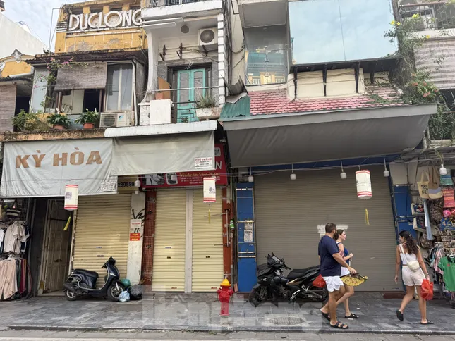 'Đột nhập' phố kinh doanh sầm uất bậc nhất Hà Nội đóng cửa bất thường- Ảnh 2.