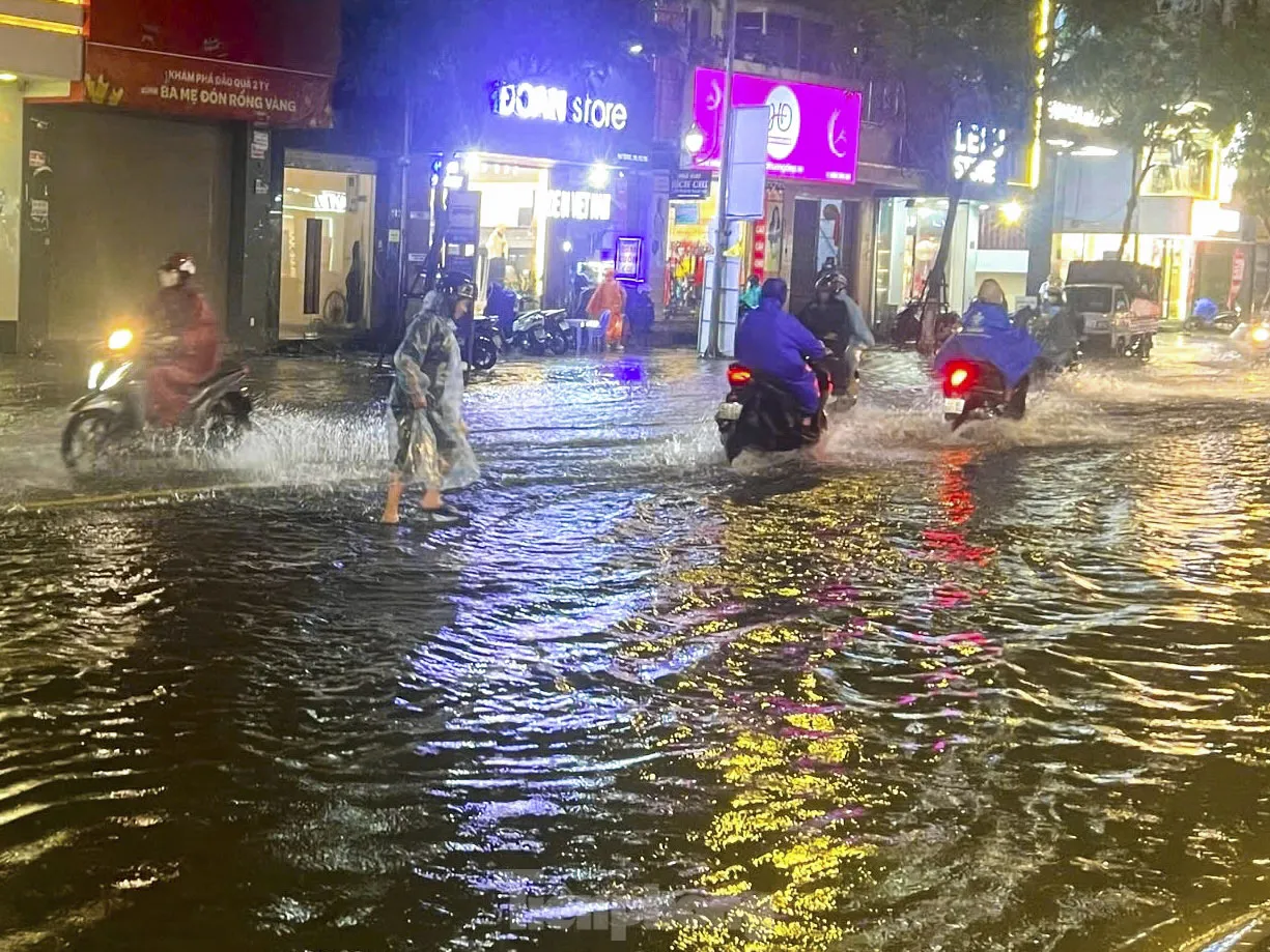 Nhiều tuyến đường ở Đà Nẵng ngập sâu, xe cộ bơi trong biển nước- Ảnh 4. Nhiều tuyến đường ở Đà Nẵng ngập sâu, xe cộ bơi trong biển nước- Ảnh 4.