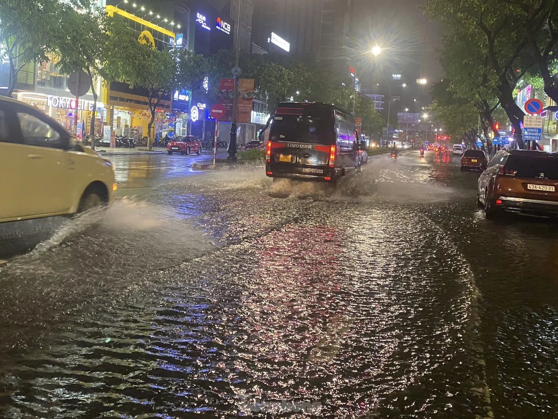 Nhiều tuyến đường ở Đà Nẵng ngập sâu, xe cộ bơi trong biển nước- Ảnh 6. Nhiều tuyến đường ở Đà Nẵng ngập sâu, xe cộ bơi trong biển nước- Ảnh 6.