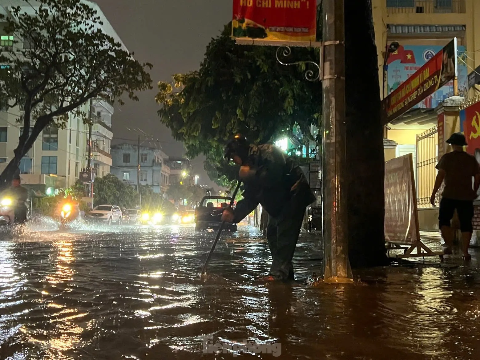 Nhiều tuyến đường ở Đà Nẵng ngập sâu, xe cộ bơi trong biển nước- Ảnh 7. Nhiều tuyến đường ở Đà Nẵng ngập sâu, xe cộ bơi trong biển nước- Ảnh 7.