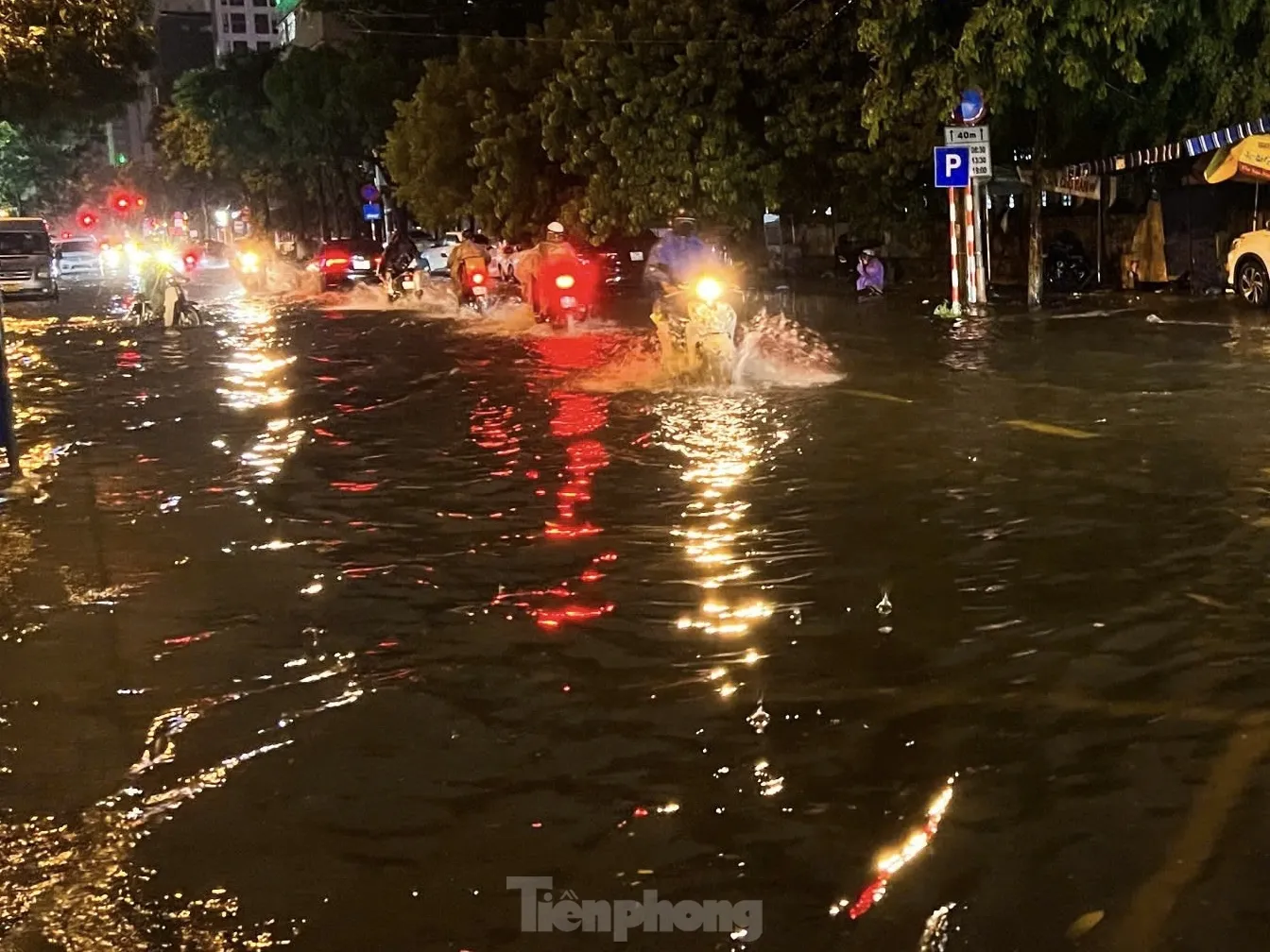 Nhiều tuyến đường ở Đà Nẵng ngập sâu, xe cộ bơi trong biển nước- Ảnh 2. Nhiều tuyến đường ở Đà Nẵng ngập sâu, xe cộ bơi trong biển nước- Ảnh 2.