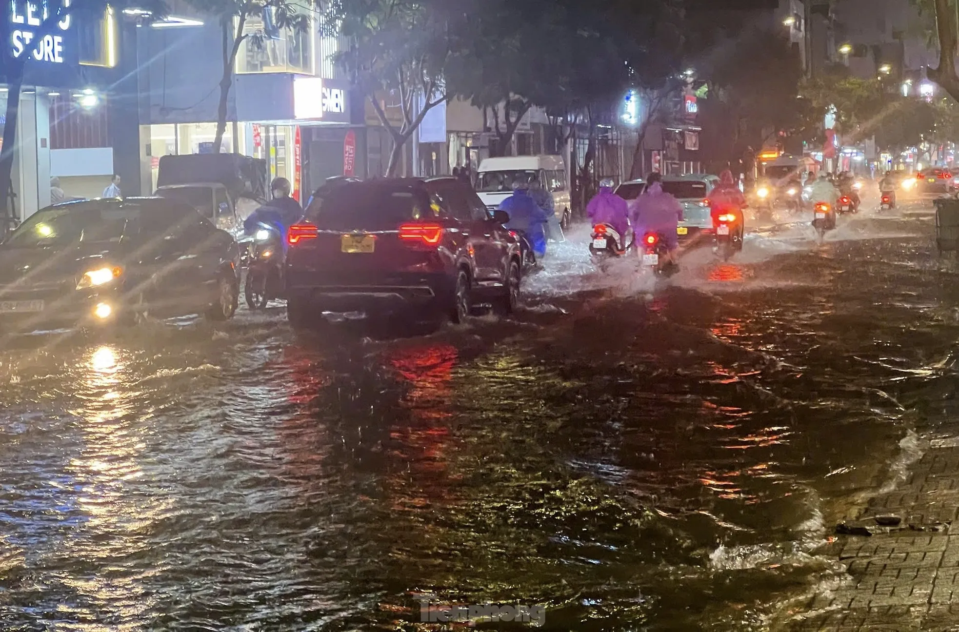 Nhiều tuyến đường ở Đà Nẵng ngập sâu, xe cộ bơi trong biển nước- Ảnh 1. Nhiều tuyến đường ở Đà Nẵng ngập sâu, xe cộ bơi trong biển nước- Ảnh 1.