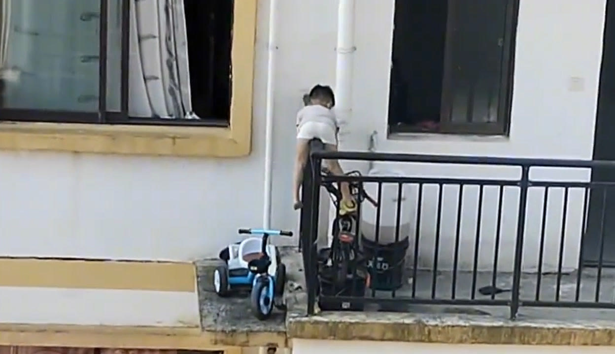 Ở nhà một mình trong kỳ nghỉ hè, bé gái khiến cả khu chung cư thót tim khi chứng kiến khoảnh khắc xảy ra tại lan can tầng 7- Ảnh 1.