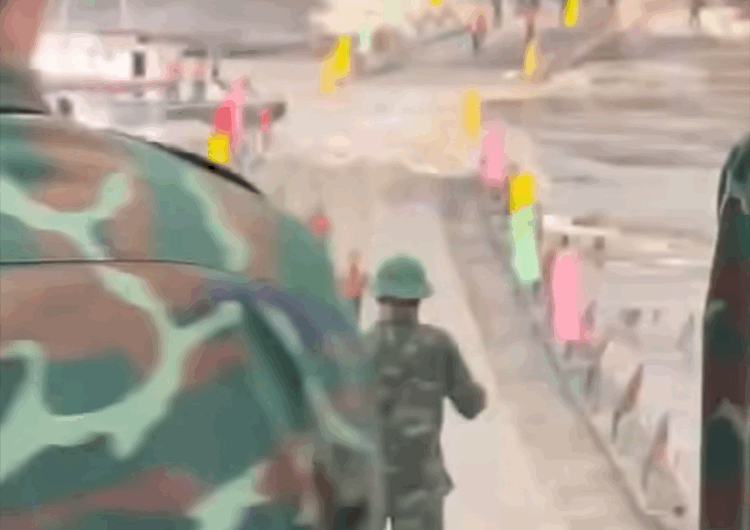 VIDEO: Quân đội "cắt" cầu phao Phong Châu khẩn cấp- Ảnh 1. VIDEO: Quân đội "cắt" cầu phao Phong Châu khẩn cấp- Ảnh 1.