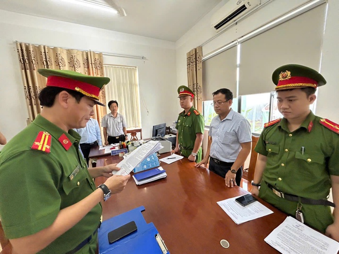 Bắt 2 nguyên cán bộ trung tâm quỹ đất ở Quảng Nam- Ảnh 1. Bắt 2 nguyên cán bộ trung tâm quỹ đất ở Quảng Nam- Ảnh 1.