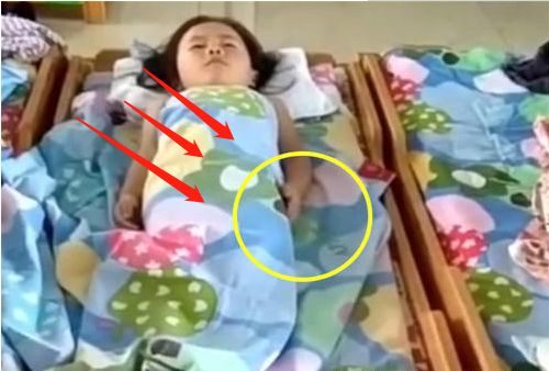Cô giáo gửi video con gái ngủ trưa, nhìn xuống bàn tay con, bà mẹ bật khóc ngay vì chi tiết này!- Ảnh 1. Cô giáo gửi video con gái ngủ trưa, nhìn xuống bàn tay con, bà mẹ bật khóc ngay vì chi tiết này!- Ảnh 1.