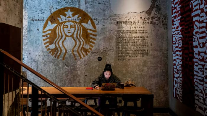 'Gục ngã' trước những ly cà phê giá hơn 30.000 đồng, Starbucks có thể sắp phải bán bớt hoạt động kinh doanh tại một nước châu Á- Ảnh 1. 'Gục ngã' trước những ly cà phê giá hơn 30.000 đồng, Starbucks có thể sắp phải bán bớt hoạt động kinh doanh tại một nước châu Á- Ảnh 1.