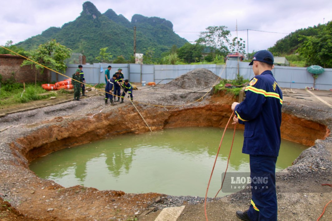Dừng tìm kiếm nạn nhân vụ tai nạn rơi xuống hố "tử thần" tại Bắc Kạn- Ảnh 2. Dừng tìm kiếm nạn nhân vụ tai nạn rơi xuống hố "tử thần" tại Bắc Kạn- Ảnh 2.