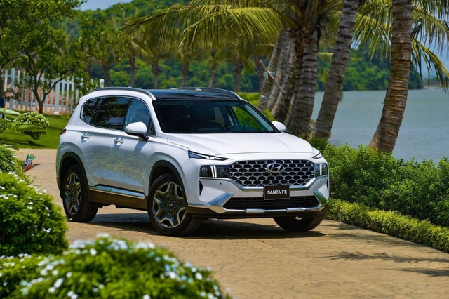 Thị trường xe cũ chạm đáy, riêng mẫu xe này vẫn được săn đón, đắt hơn xe mới hàng trăm triệu đồng- Ảnh 2. Thị trường xe cũ chạm đáy, riêng mẫu xe này vẫn được săn đón, đắt hơn xe mới hàng trăm triệu đồng- Ảnh 2.