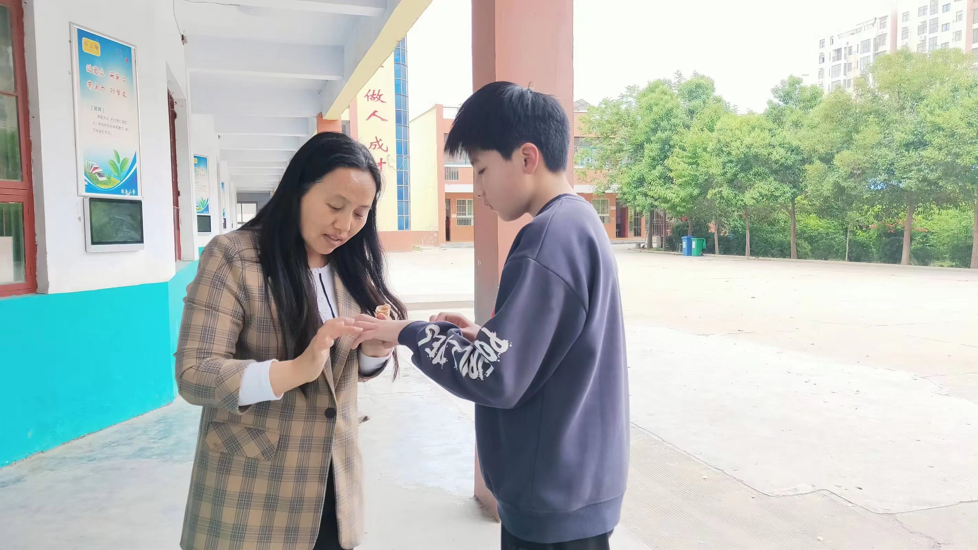 Giáo viên lâu năm khẳng định: Chỉ cần nhìn cách học sinh chào hỏi, tôi biết ngay tương lai chúng ra sao- Ảnh 1.