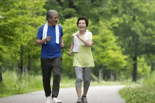 Cụ ông 63 tuổi đột tử vì nhồi máu cơ tim dù kiên trì đi bộ suốt 5 năm: Bác sĩ cảnh báo 3 thói quen sai lầm khi tập thể dục buổi sáng- Ảnh 2.