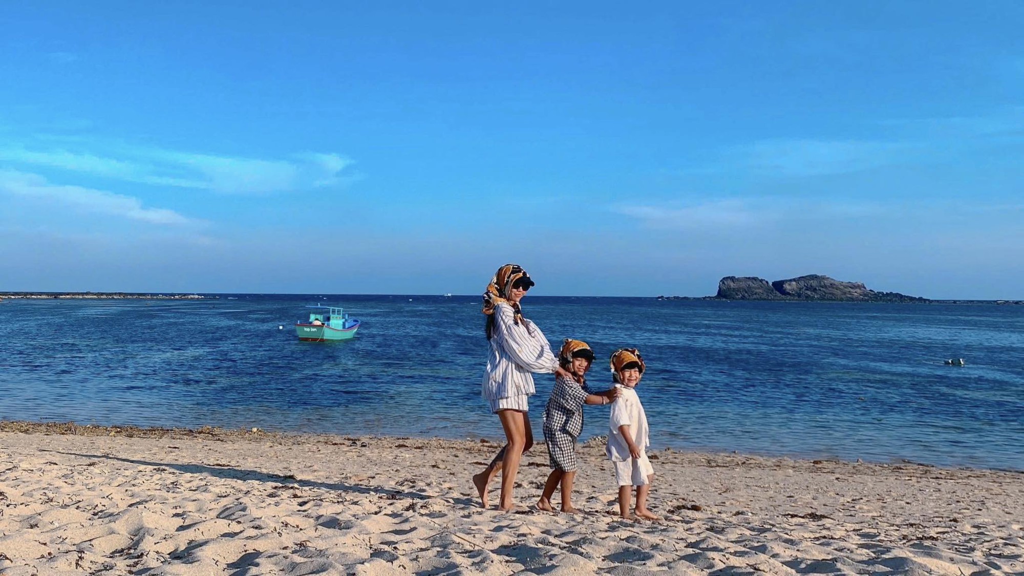 Mẹ đơn thân đưa 2 con đi chill đảo Phú Quý, con học được đủ thứ, trưởng thành rõ rệt chỉ sau 10 ngày mà chi phí rẻ không ngờ- Ảnh 2. Mẹ đơn thân đưa 2 con đi chill đảo Phú Quý, con học được đủ thứ, trưởng thành rõ rệt chỉ sau 10 ngày mà chi phí rẻ không ngờ- Ảnh 2.