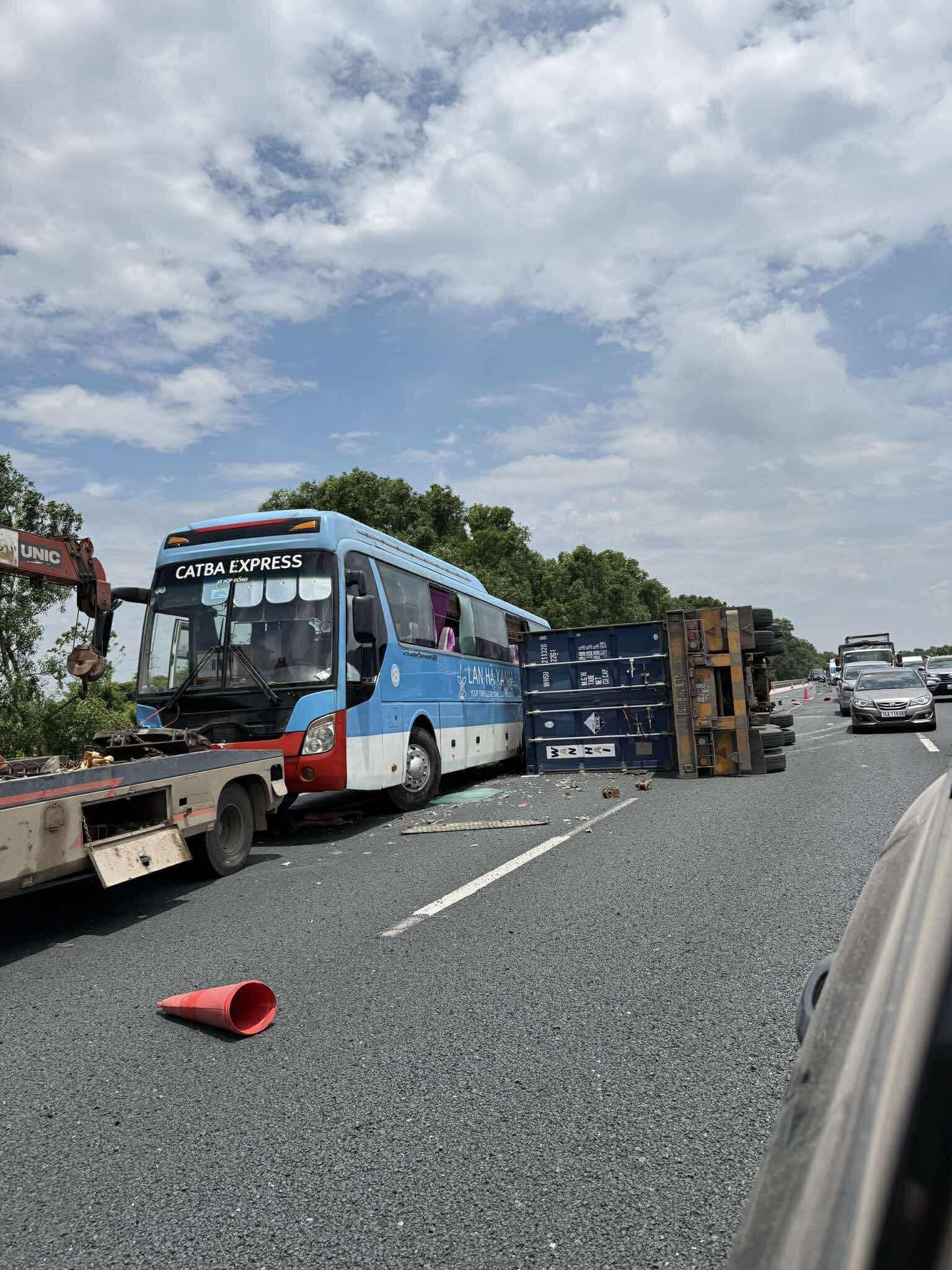 Tai nạn kinh hoàng trên trên cao tốc Hà Nội - Hải Phòng, xe tuần tra bị biến dạng- Ảnh 1. Tai nạn kinh hoàng trên trên cao tốc Hà Nội - Hải Phòng, xe tuần tra bị biến dạng- Ảnh 1.