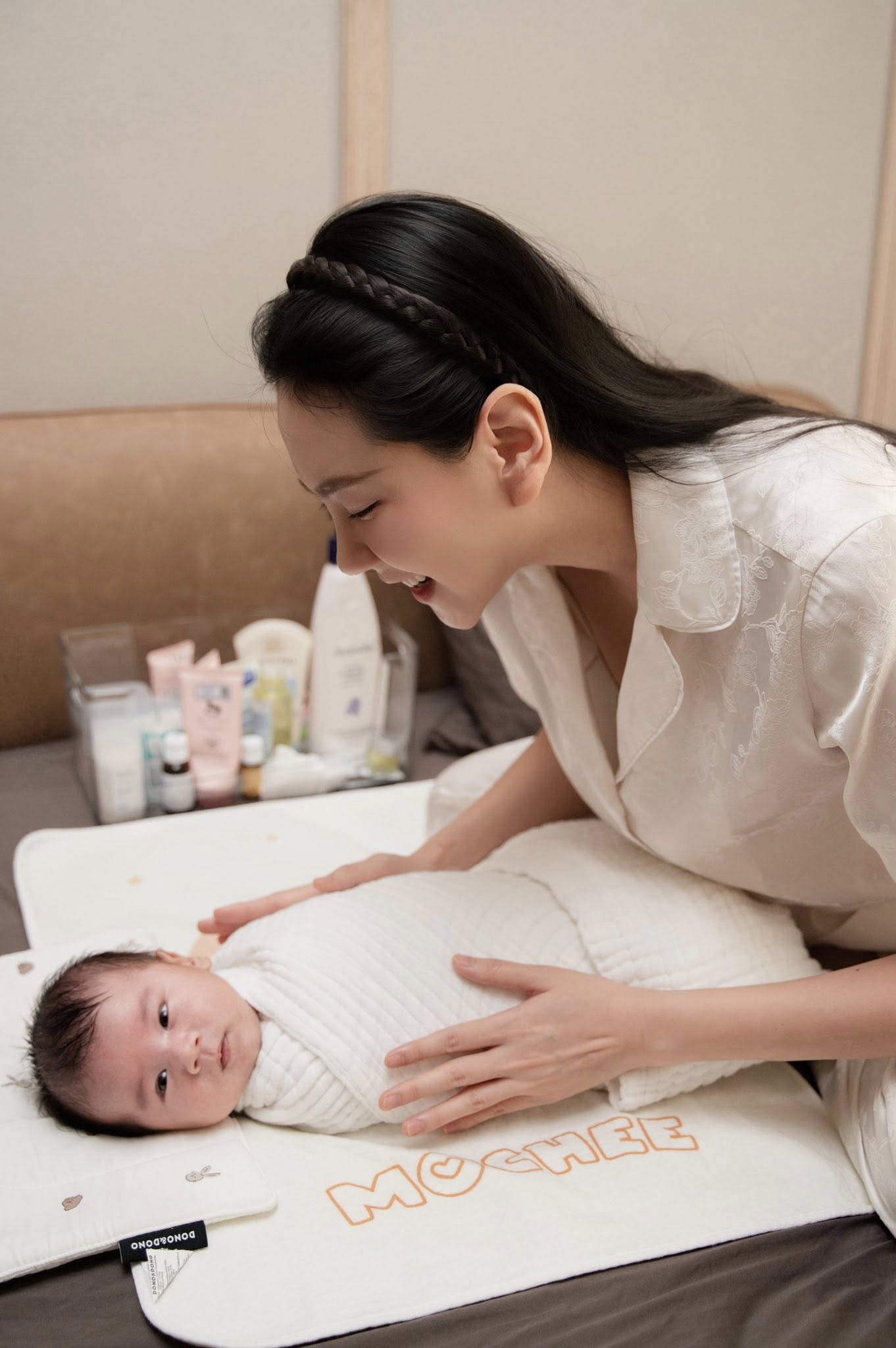 Mai Ngọc sau 2 tháng làm mẹ: Mặc đồ ngủ để mặt mộc bế con, cơ thể vẫn còn vết sẹo dài- Ảnh 2. Mai Ngọc sau 2 tháng làm mẹ: Mặc đồ ngủ để mặt mộc bế con, cơ thể vẫn còn vết sẹo dài- Ảnh 2.