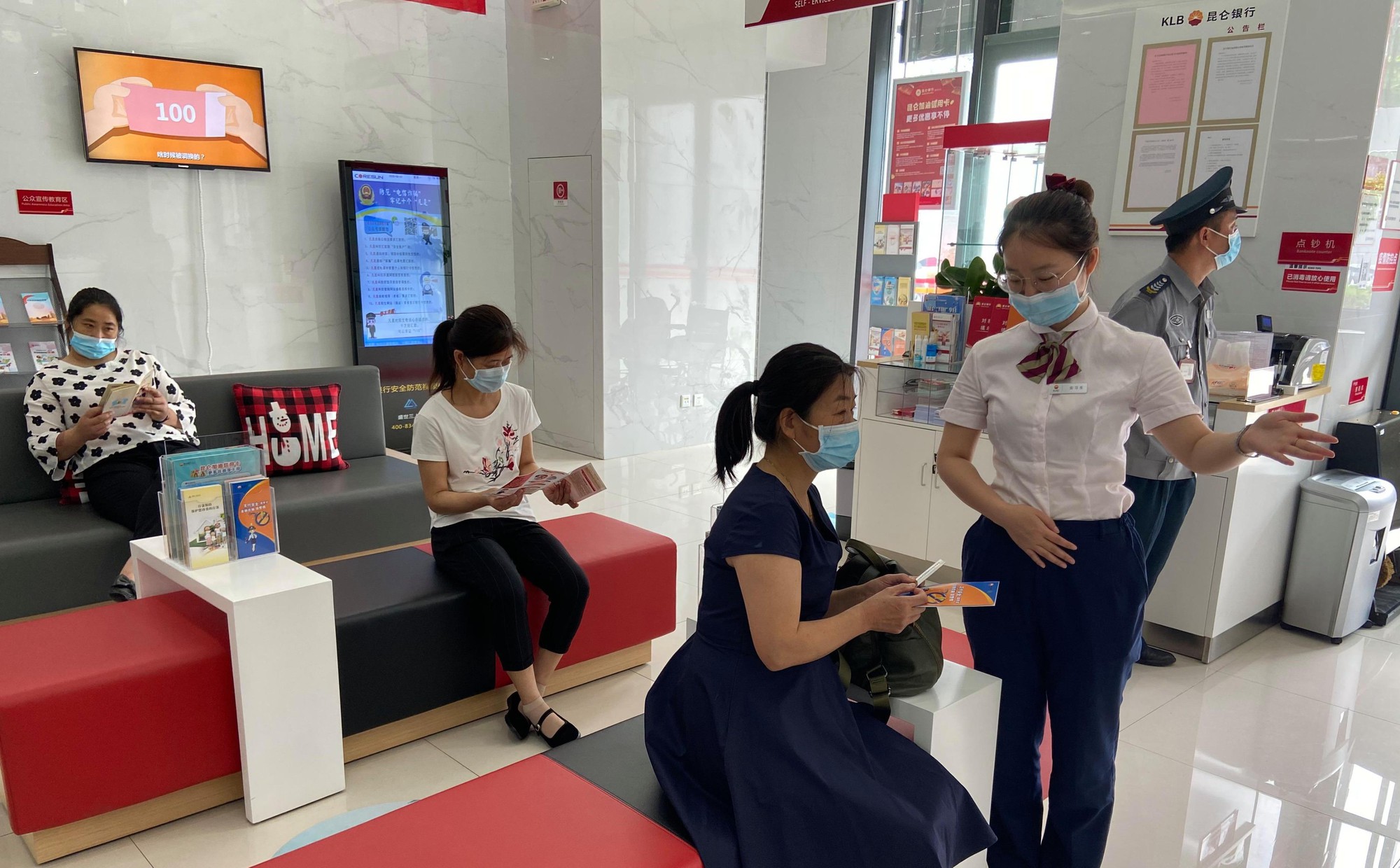 Nhận được hơn 1 tỷ đồng chuyển khoản nhầm, người phụ nữ nhanh chóng trả lại cho người gửi, ngân hàng lập tức ngăn cản: Số tiền này không thể hoàn trả- Ảnh 1. Nhận được hơn 1 tỷ đồng chuyển khoản nhầm, người phụ nữ nhanh chóng trả lại cho người gửi, ngân hàng lập tức ngăn cản: Số tiền này không thể hoàn trả- Ảnh 1.