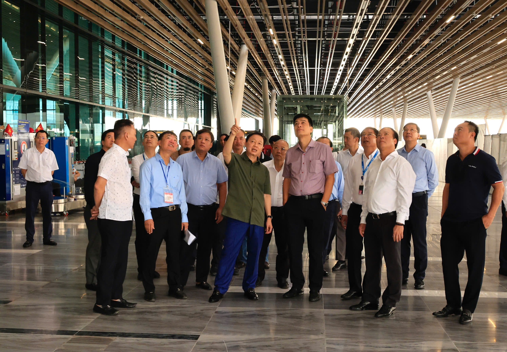 Phó Thủ tướng đến thị sát, ACV báo cáo gì về hiện tượng thấm, rò nước mưa tại Nhà ga T3 Tân Sơn Nhất?- Ảnh 1. Phó Thủ tướng đến thị sát, ACV báo cáo gì về hiện tượng thấm, rò nước mưa tại Nhà ga T3 Tân Sơn Nhất?- Ảnh 1.