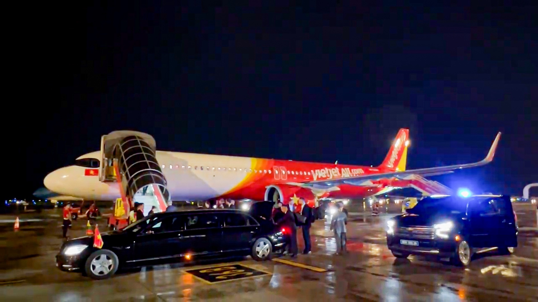 Tổng thống Litva đến Hà Nội trên chuyên cơ Vietjet- Ảnh 5. Tổng thống Litva đến Hà Nội trên chuyên cơ Vietjet- Ảnh 5.