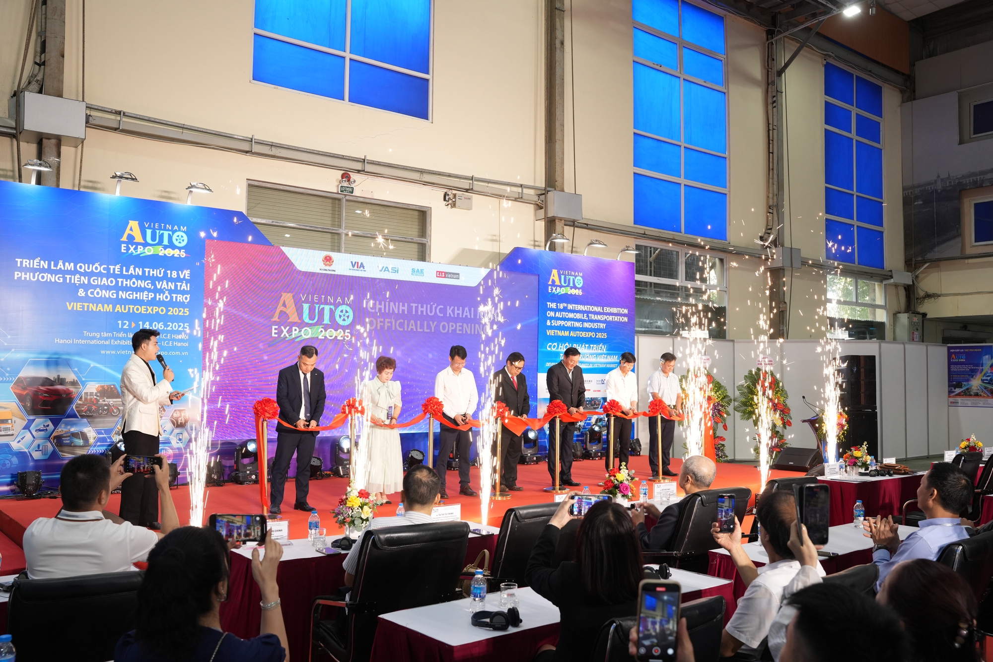 Gần 200 doanh nghiệp tham gia Vietnam AutoExpo 2025: Đòn bẩy thần tốc cho công nghiệp ô tô Việt- Ảnh 2. Gần 200 doanh nghiệp tham gia Vietnam AutoExpo 2025: Đòn bẩy thần tốc cho công nghiệp ô tô Việt- Ảnh 2.