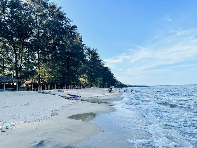 Không phải Hạ Long, Cát Bà, đây mới là bãi biển được du khách nhận xét "trong xanh nhất miền Bắc"- Ảnh 1. Không phải Hạ Long, Cát Bà, đây mới là bãi biển được du khách nhận xét "trong xanh nhất miền Bắc"- Ảnh 1.