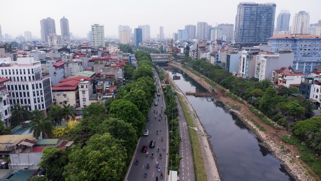 Cảnh tượng lạ tại tuyến phố ở Hà Nội: Một bên ùn tắc, một bên vắng bóng người- Ảnh 5.