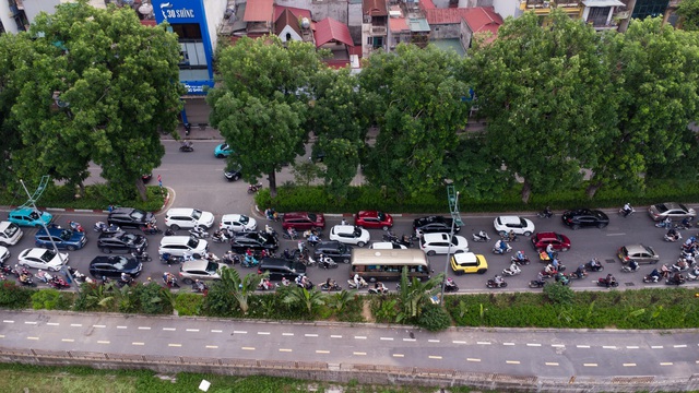 Cảnh tượng lạ tại tuyến phố ở Hà Nội: Một bên ùn tắc, một bên vắng bóng người- Ảnh 2.