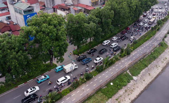 Cảnh tượng lạ tại tuyến phố ở Hà Nội: Một bên ùn tắc, một bên vắng bóng người- Ảnh 6.