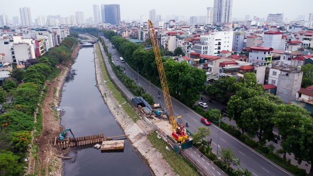 Cảnh tượng lạ tại tuyến phố ở Hà Nội: Một bên ùn tắc, một bên vắng bóng người- Ảnh 4.