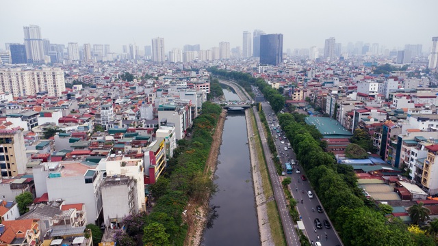 Cảnh tượng lạ tại tuyến phố ở Hà Nội: Một bên ùn tắc, một bên vắng bóng người- Ảnh 1.