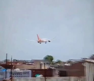 Những hình ảnh đầu tiên tại hiện trường máy bay Boeing 787 chở 242 người rơi tại Ấn Độ- Ảnh 1. Những hình ảnh đầu tiên tại hiện trường máy bay Boeing 787 chở 242 người rơi tại Ấn Độ- Ảnh 1.