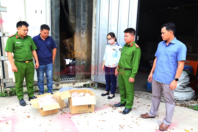 Chủ kho hàng đông lạnh dán dòng chữ Chủ kho hàng đông lạnh dán dòng chữ