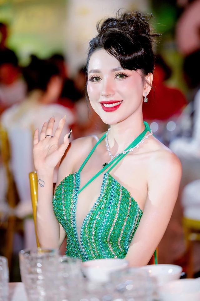Sau nghi vấn thuê biệt tự trăm tỉ theo giờ để "phông bạt", Ngân Collagen lại bị "bóc phốt" thuê Tây balo đóng giả đối tác, giá thuê nghe mà ngao ngán!- Ảnh 4. Sau nghi vấn thuê biệt tự trăm tỉ theo giờ để "phông bạt", Ngân Collagen lại bị "bóc phốt" thuê Tây balo đóng giả đối tác, giá thuê nghe mà ngao ngán!- Ảnh 4.